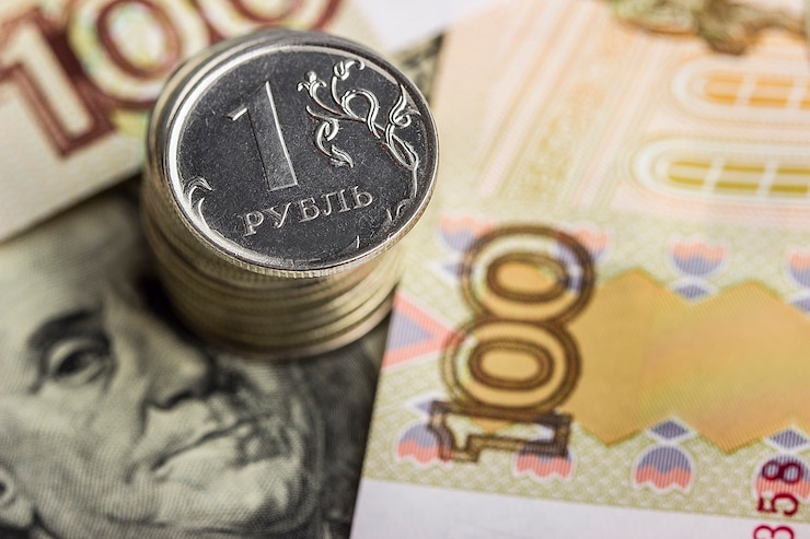 Zdjęcie stos monet rosyjskich na tle pieniędzy: ruble rosyjskie i dolary amerykańskie