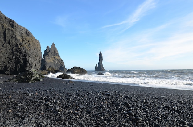 Stos Morski Reynisdrangar Od Plaży Reynisfjara Z Toczącymi Się Falami.