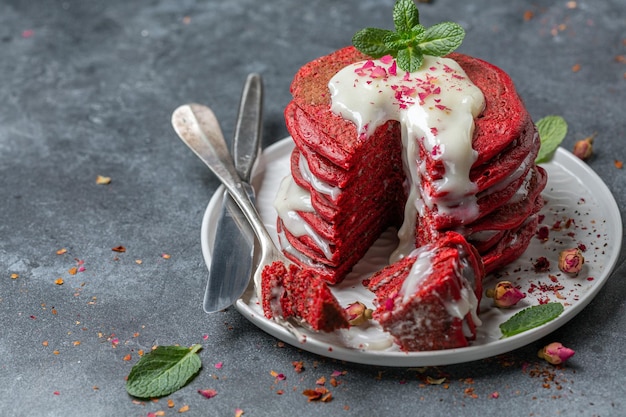 Stos naleśników Red Velvet na talerzu