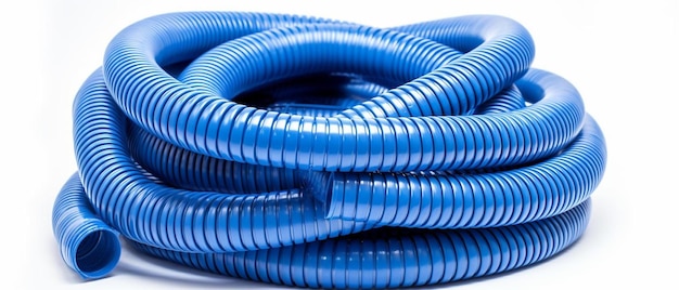 Zdjęcie stos niebieskich węży na białej powierzchni
