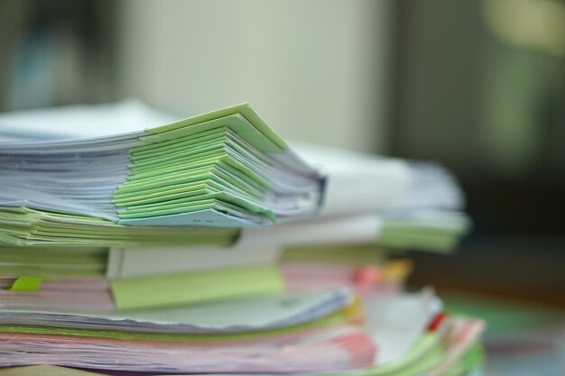 Stos niedokończonych dokumentów na biurku Stos papieru biznesowego