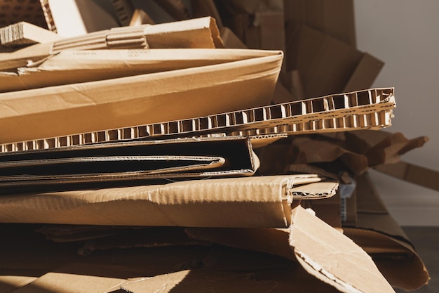 Stos odpadów kartonowych w świetle słonecznym Koncepcje recyklingu papieru i sortowania odpadów