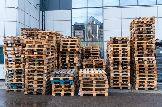 Zdjęcie stos palet drewnianych w magazynie wewnętrznym zewnętrzna powierzchnia składowania palet pod dachem obok magazynu stosy palet eurotypu w zakładzie recyklingu odpadów