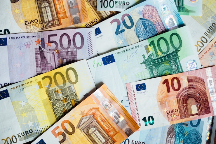 Zdjęcie stos papierowych banknotów euro w ramach systemu płatności zjednoczonego kraju