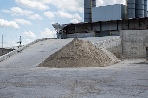 Zdjęcie stos piasku w tle zakład do produkcji wyrobów betonowych