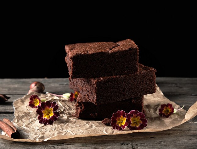 Stos Pieczone Kwadratowe Kawałki Ciasta Czekoladowego Brownie