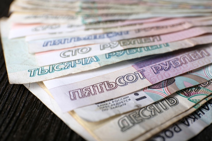 Zdjęcie stos pieniędzy na stole z bliska