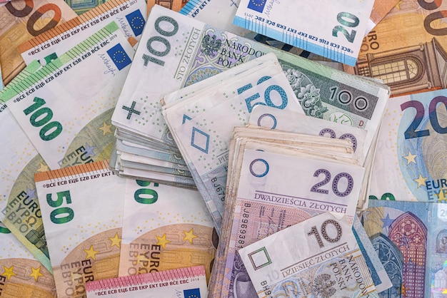 Zdjęcie stos polskich banknotów złotych i euro