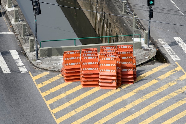 Stos pomarańczowych stożków do zamknięcia ruchu na ulicy miasta