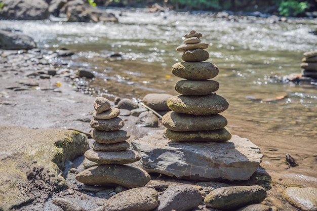 Stos rodzimych skał Inuksuk w potoku