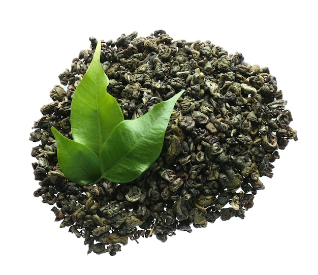 Stos suszonych liści zielonej herbaty na białym tle widok z góry