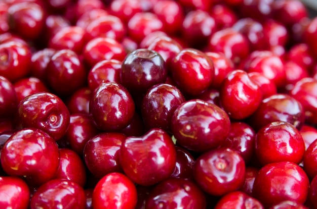 Stos świeża czerwona organicznie czereśniowa jagodowa owoc na rynku, zakończenie up