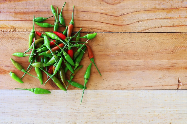 stos świeżego chili na drewnie