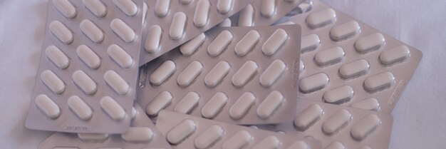 Stos tabletek medycznych w blistrze zbliżenie