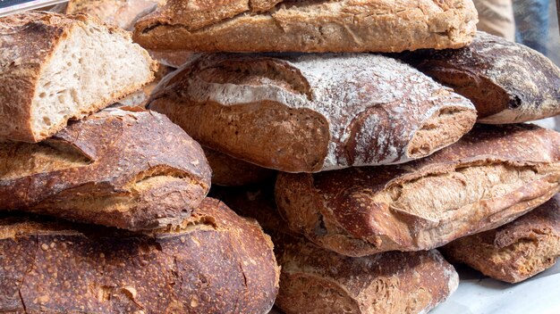 Stos tradycyjnych chlebów w piekarni