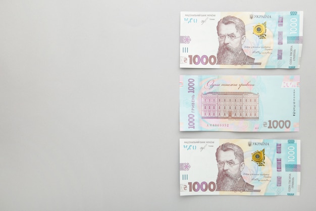 Stos ukraińskich banknotów na szarym tle