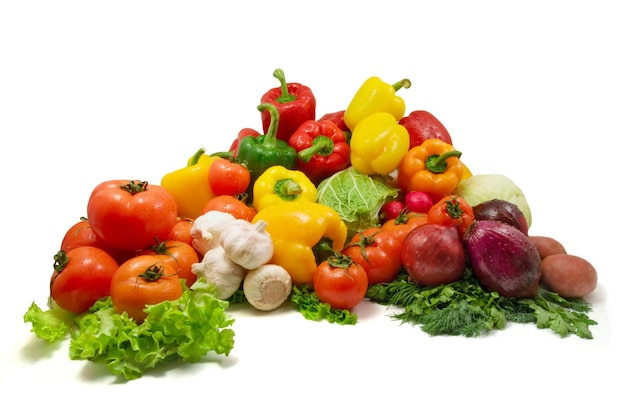 stos warzyw, w tym radyszy, pomidorów i innych warzyw