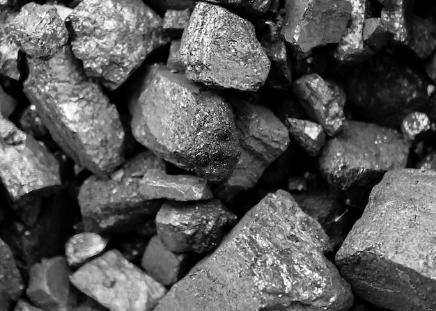 Stos węgla z napisem węgiel