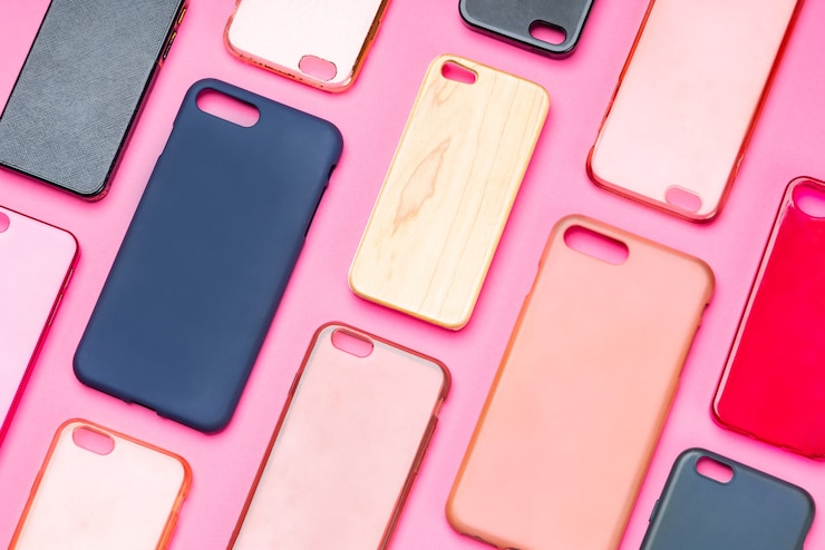 Zdjęcie stos wielokolorowych plastikowych osłon tylnych na telefon komórkowy