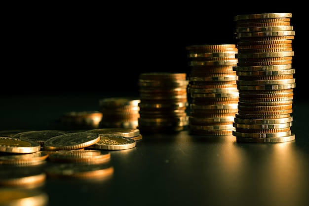 Stos złotych monet stos na koncie bankowym depozytu skarbowego w celu oszczędzania