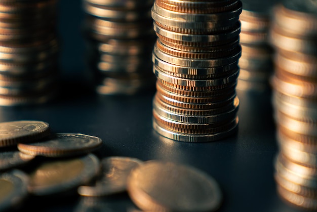 Stos złotych monet stos na koncie bankowym depozytu skarbowego w celu oszczędzania