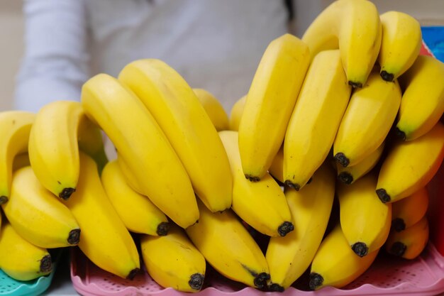 Zdjęcie stosek żółtych dojrzałych bananów na liczniku sklepu