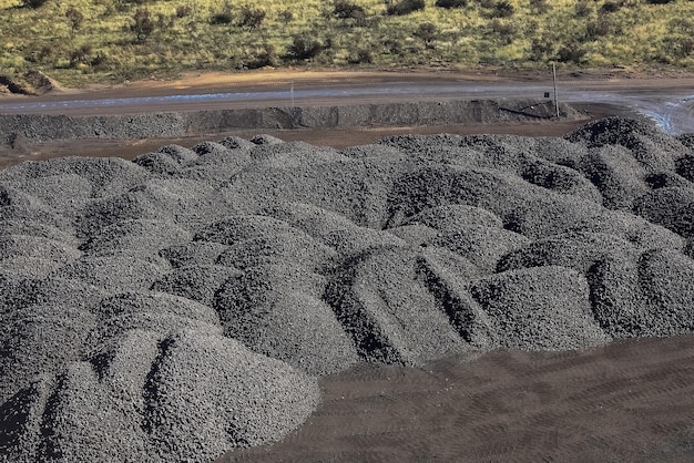 Stosy przetworzonego materiału w górnictwie manganu w Afryce Południowej