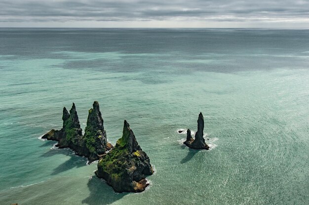 Stosy Reynisdrangar, cztery skaliste igły posadzone w turkusowym morzu w regionie Vik, Islandia