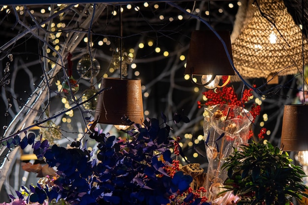 Stragan bożonarodzeniowy pełen lampek, roślin i typowych ozdób bożonarodzeniowych