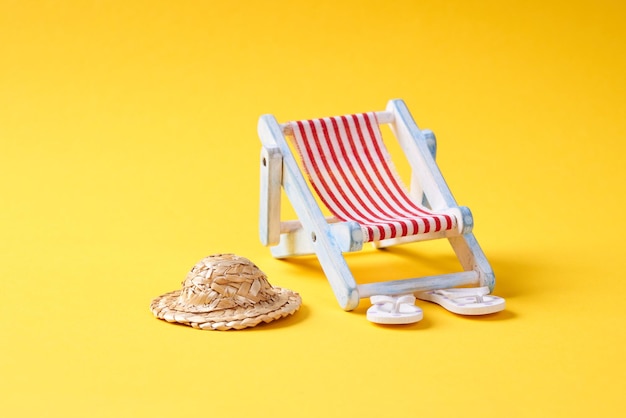 Strand accessoires Chata i leżak na żółtym tle