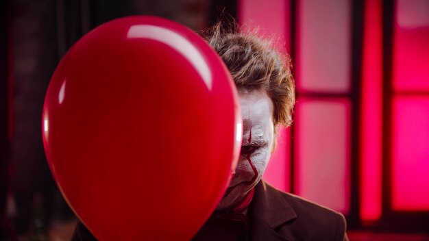 Straszny Klaun Zerkający Z Czerwonego Balonu I Przerażający Uśmiech