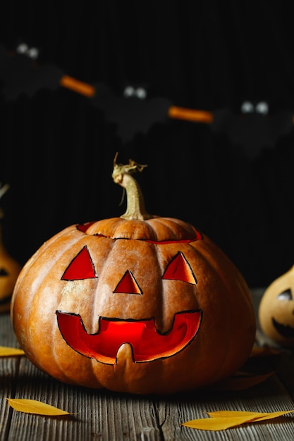 Zdjęcie straszny symbol halloween - jack-o-latarnia. straszna głowa dyni z płomieniem. halloweenowe majsterkowanie