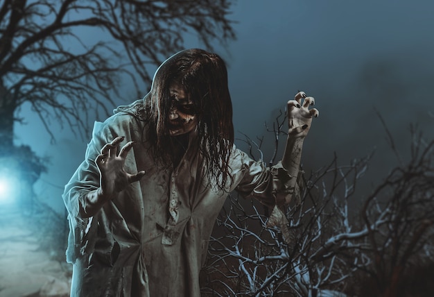 Zdjęcie straszny zombie na drzewie. halloween.