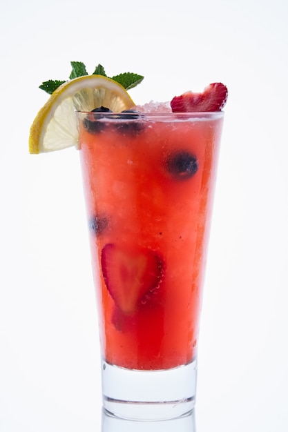 Strawberry And Blueberry Ice Lemonade Wyizolowanych Na Białym Tle