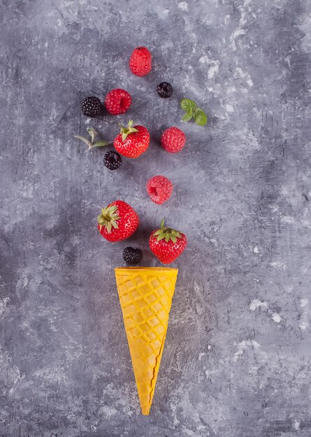 Strawberrys w waflowym żółtym stożku