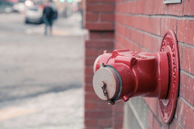 Straż pożarna Hydrant na ceglanej ścianie