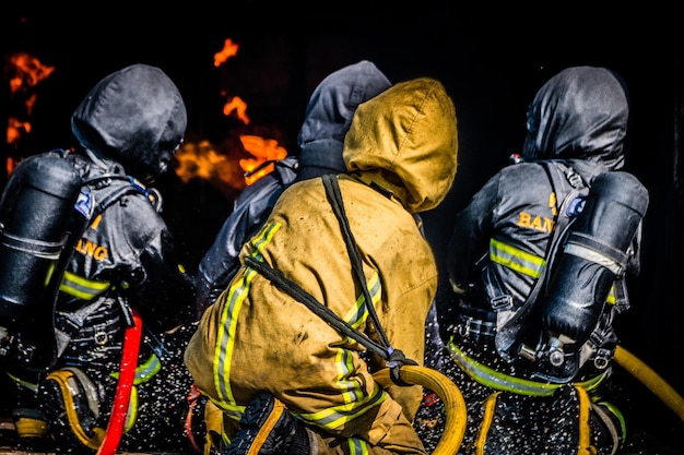 Zdjęcie strażak rozpylający wodę na ogień