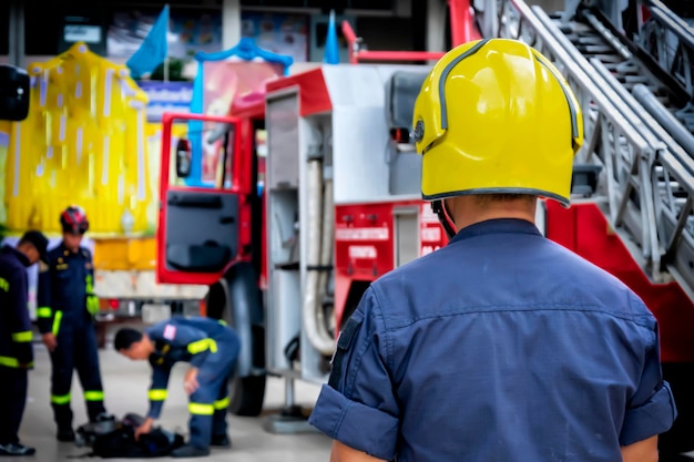 Strażak strażak Bezpieczeństwo awaryjne Ochrona ratowanie przed niebezpieczeństwem Strażak w kasku ochronnym Dorosły bohater w mundurze wyposażenia w pracy Praca zespołowa jest ważna
