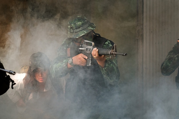 Strażnicy armii Tajlandii podczas operacji wojskowej