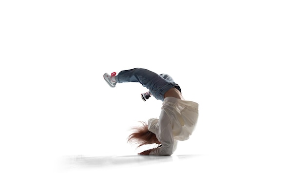 Street dancer dziewczyna taniec breakdance na białym tle
