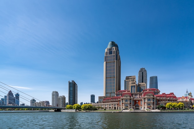 Street View nowoczesnej architektury wzdłuż rzeki Haihe w Tianjin