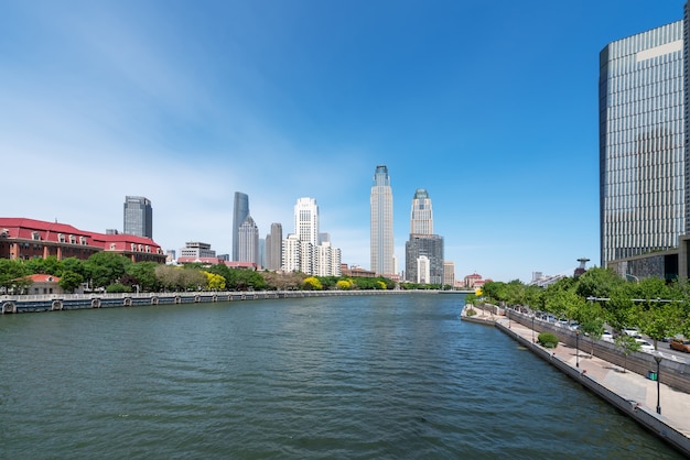 Street View nowoczesnej architektury wzdłuż rzeki Haihe w Tianjin