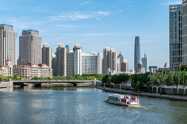 Street View nowoczesnej architektury wzdłuż rzeki Haihe w Tianjin