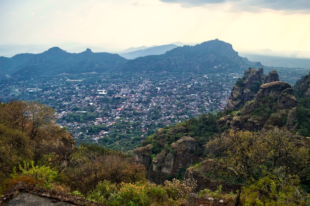 Strefa archeologiczna Tepozteco w stanie Morelos (Meksyk). Piękny widok na góry. Do horyzontu miasto położone w dolinie Tepoztlán