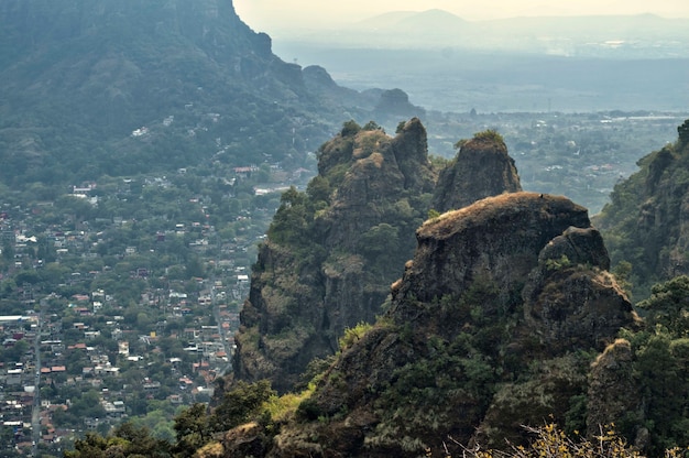 Strefa archeologiczna Tepozteco w stanie Morelos (Meksyk). Piękny widok na góry. Do horyzontu miasto położone w dolinie Tepoztlán