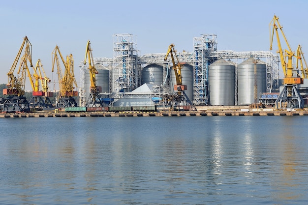Strefa przemysłowa portu morskiego w Odessie Port portowy z terminalem elewatora zbożowego i obszarem kontenerowym