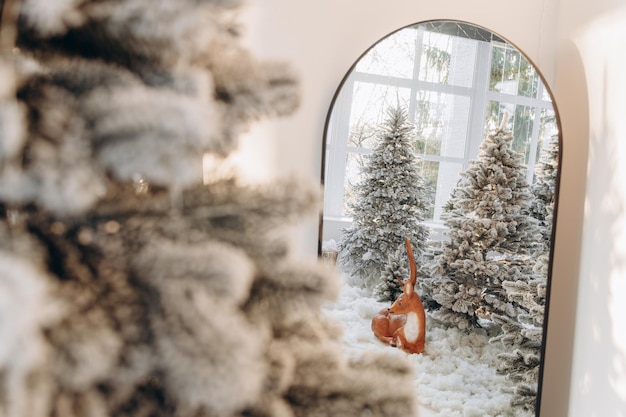 Strefa zdjęć noworocznych 39 lat ze śniegiem w pobliżu kawiarni piekarni Dekoracje świąteczne zabawki Choinki ławka girlanda świecące żarówki świąteczny obraz nastroju na pocztówkę