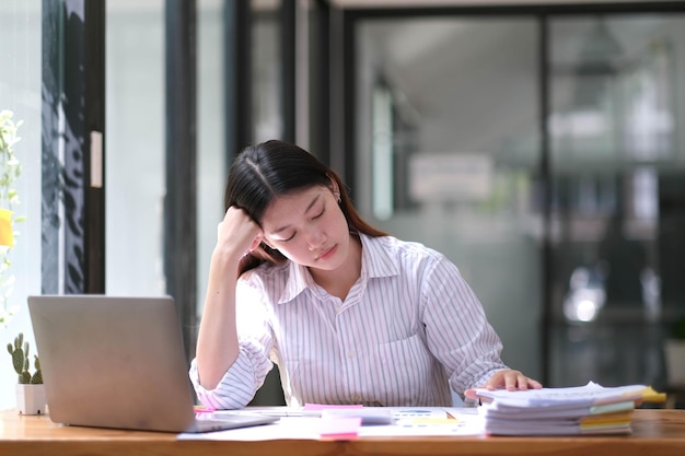Stres Azjatycka kobieta ludzie biznesu i koncepcja pracy zmęczony azjatycki biznesmen w biurze w miejscu pracy