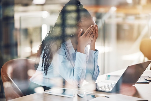 Zdjęcie stres lęk i wypalenie z biznesową kobietą cierpiącą na zdrowie psychiczne w swoim biurze w pracy ból głowy zmęczenie i nadgodziny ze zestresowaną pracownicą w pracy na laptopie przy biurku
