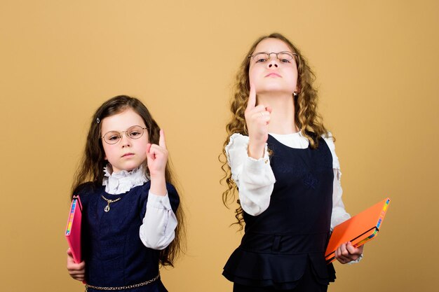 Stres wywołuje niepokój Stresujący dzień w szkole Edukacja pozostaje po zapomnieniu tego, czego się nauczyła w szkole Uczennice Uczennice Powrót do szkoły Dzień wiedzy Zdanie egzaminu